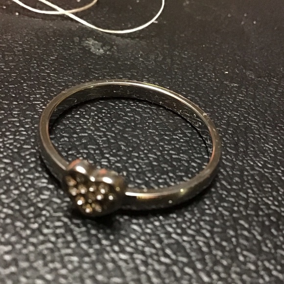 Elegant Silver Heart Ring - Picture 3 of 4